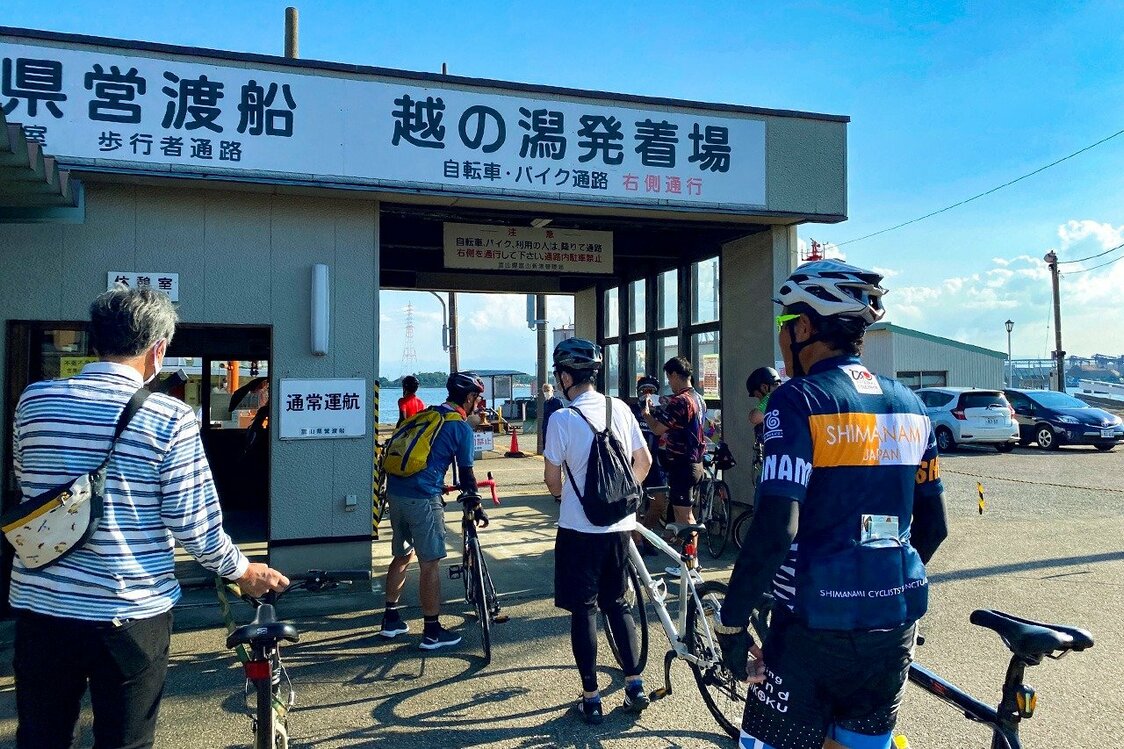 The Toyama Prefectural Ferry landing near the Shin-minato Ōhashi. (© Hitoto Tae)