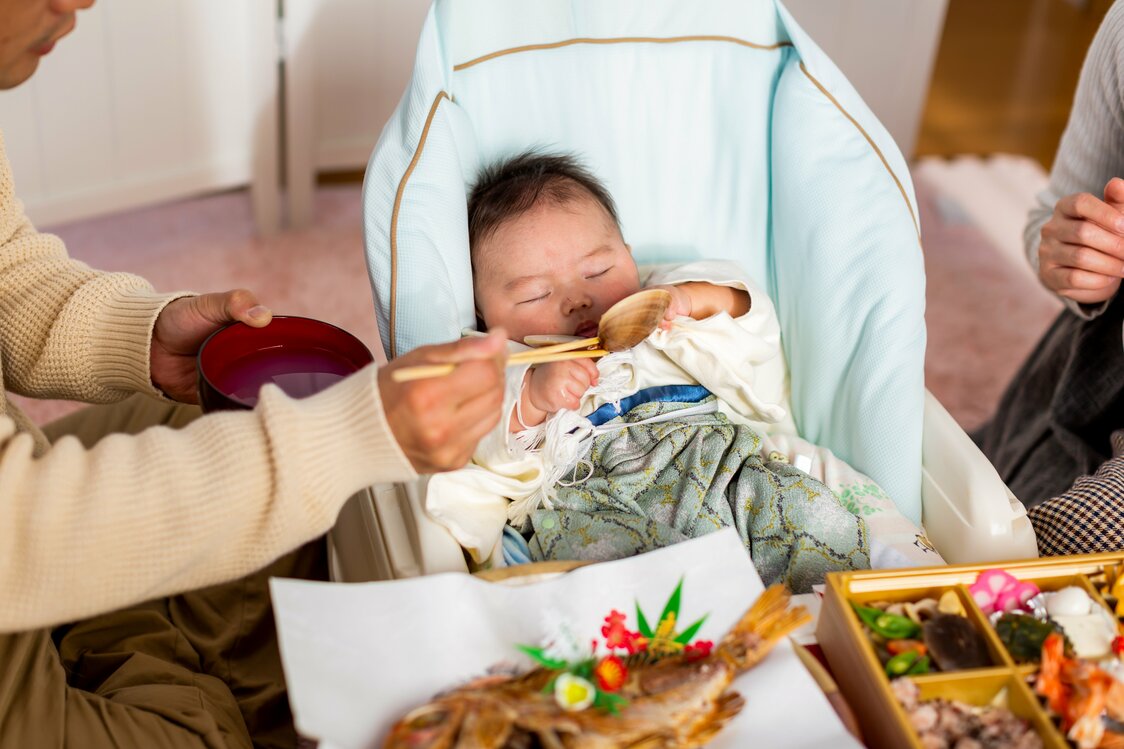 嬰兒百日時家人舉行慶祝儀式，假裝給嬰兒餵食，希望他一生不愁吃穿（PIXTA）