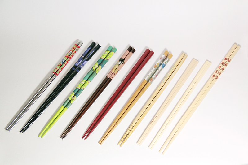 Los palillos se fabrican con diferentes materiales, desde metal hasta marfil.