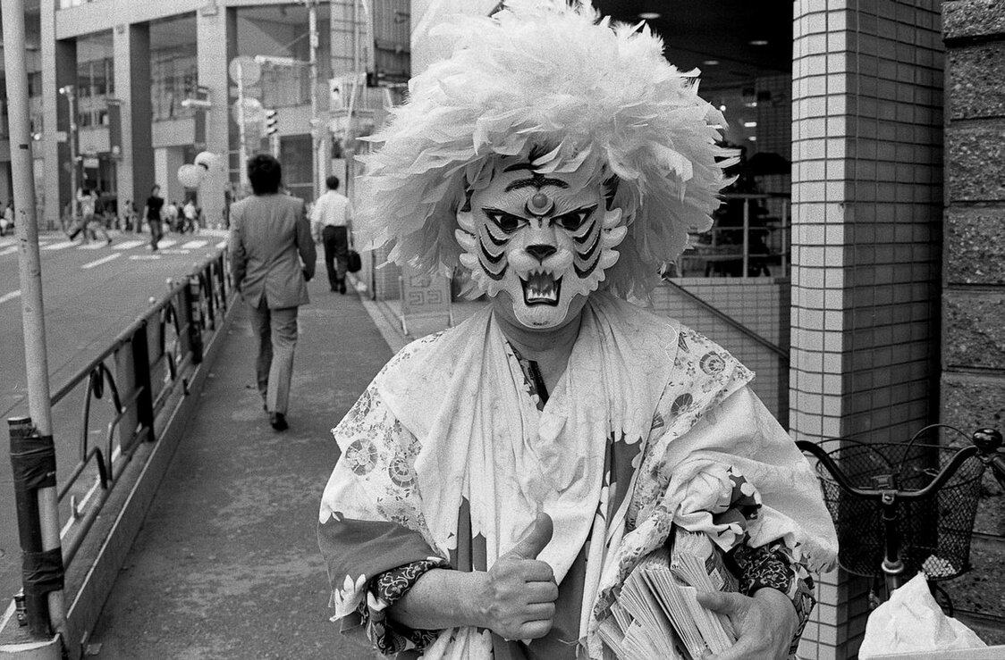 Tiger Mask hace su recorrido habitual por Shinjuku.