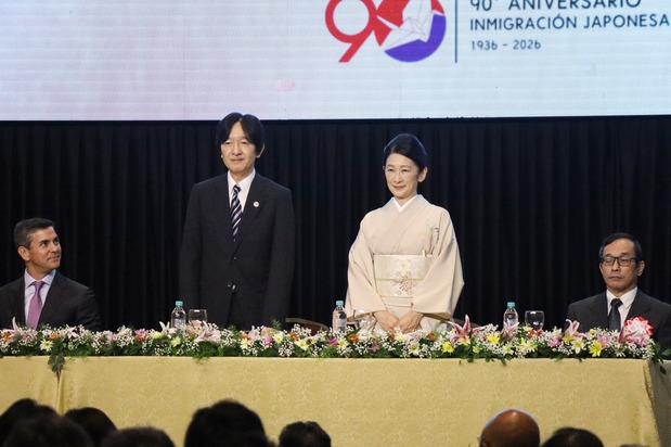 パラグアイの日本人移住90周年記念式典に出席された秋篠宮ご夫妻(パラグアイ・アスンシオン、時事)