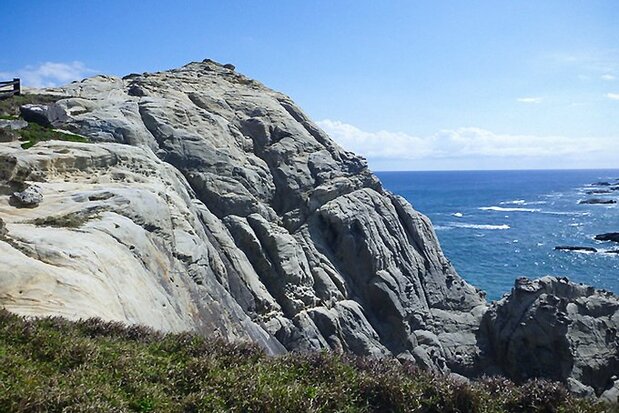 渡嘉敷島南端にある阿波連園地は、海と断崖が雄大な景色を織りなす 写真提供 : 環境省