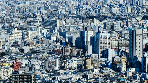 過密都市・東京(PIXTA)