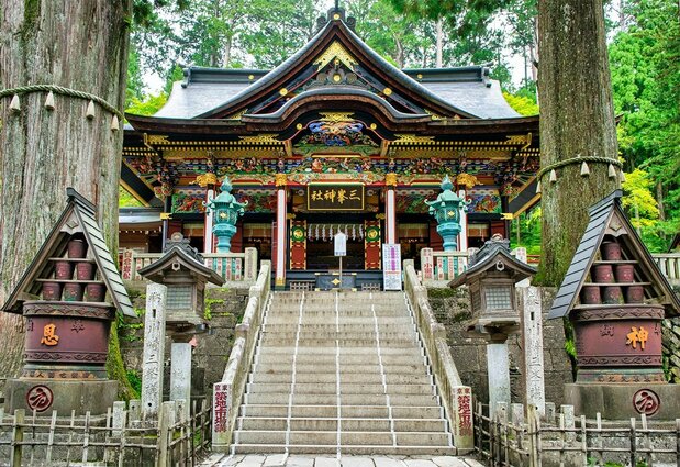 秩父市三峯神社的主殿。三峯神社坐落在三峰山顶,相传它是由日本古代传奇人物日本武尊所建(© Pixta)