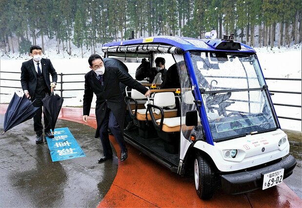 永平寺町の「レベル4自動運転サービス」の実証実験には、岸田文雄首相(左から2人目)も視察に訪れ、試乗した=2023年2月4日、福井県 時事