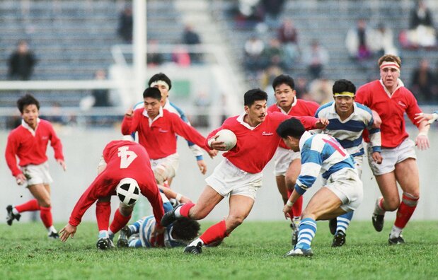 第2回大会で主将を務めた平尾誠二(中央)。ジンバブエ戦勝利の原動力となった=写真は1993年12月の神戸製鋼-九州電力戦(時事)