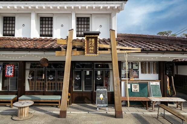 怀旧小巷商店街的喜多方拉面神社。土特产琳琅满目的店内供奉着拉面碗