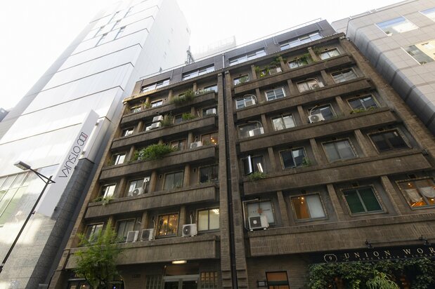 重厚な外観の銀座奥野ビル