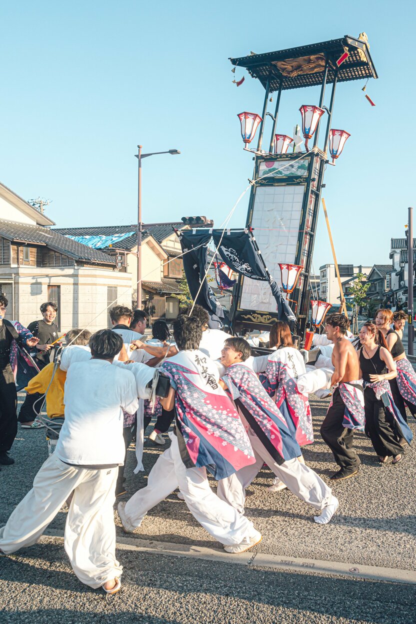 Le festival d’été du sanctuaire de Shigekura, à Wajima, s’est déroulé sur une échelle réduite, mais d’autant plus fervente. Le festival était dirigé par des jeunes et la lanterne géante kiriko a défilé dans le centre de la commune au milieu des maisons effondrées qui n’ont pas encore été déblayées. (Commune de Wajima, le 23 août 2024)