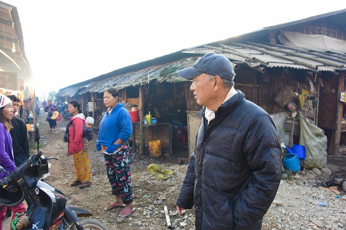 Sasakawa Yōhei visits an evacuee camp in Myitkyina, the capital of Kachin State, in December 2018. (Courtesy the Nippon Foundation)