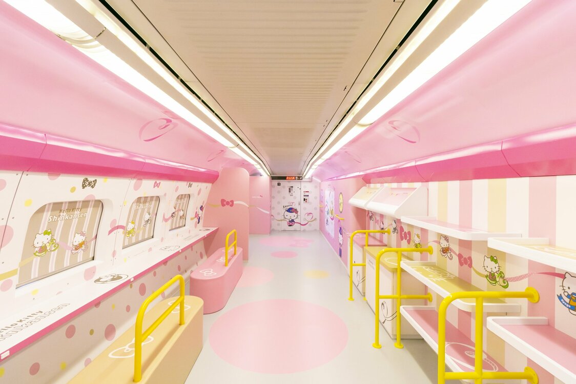 左がレストコーナー、右が展示コーナー