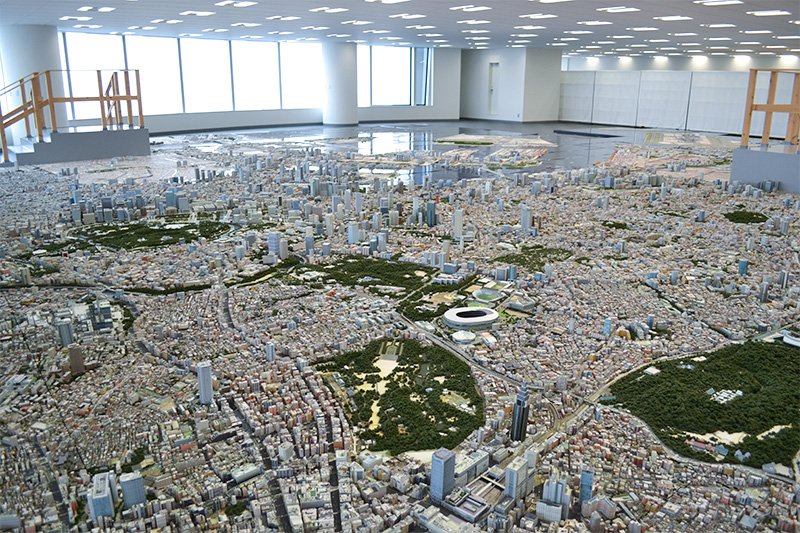 森ビルの新プロジェクトが東京の景観にどのような影響を与えるか。それを探るための都市模型（新宿方面から東京湾を望む）