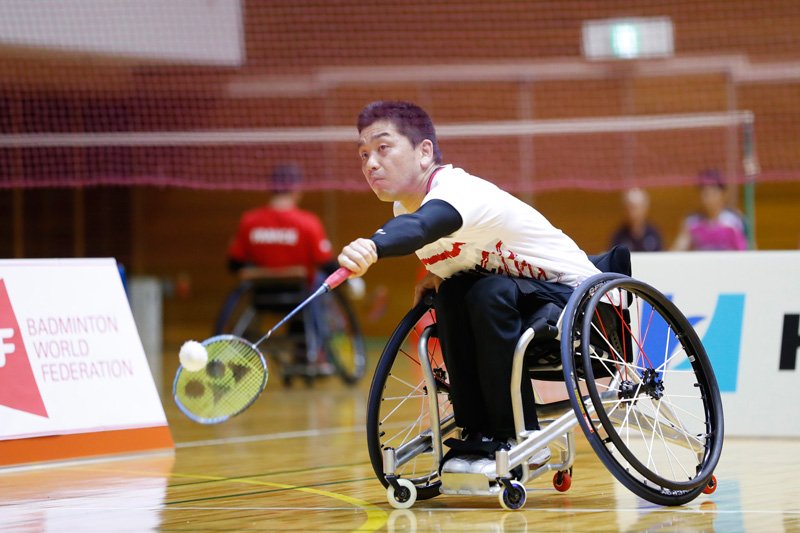 Nagashima Osamu en compétition lors du tournoi international de parabadminton du Japon qui a eu lieu en septembre 2017 dans la ville de Machida, à Tokyo. (© Osada Yôhei/Aflo Sports)