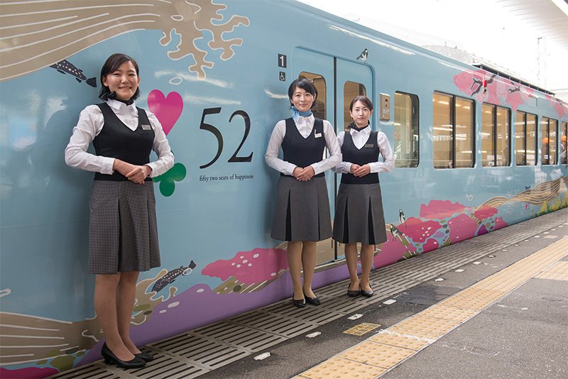 Las mujeres del equipo de a bordo. Aunque para todas ellas esta es la primera experiencia laboral en un tren, se muestran entusiasmadas: “Queremos esforzarnos para que los pasajeros tengan un viaje lo más placentero posible.”