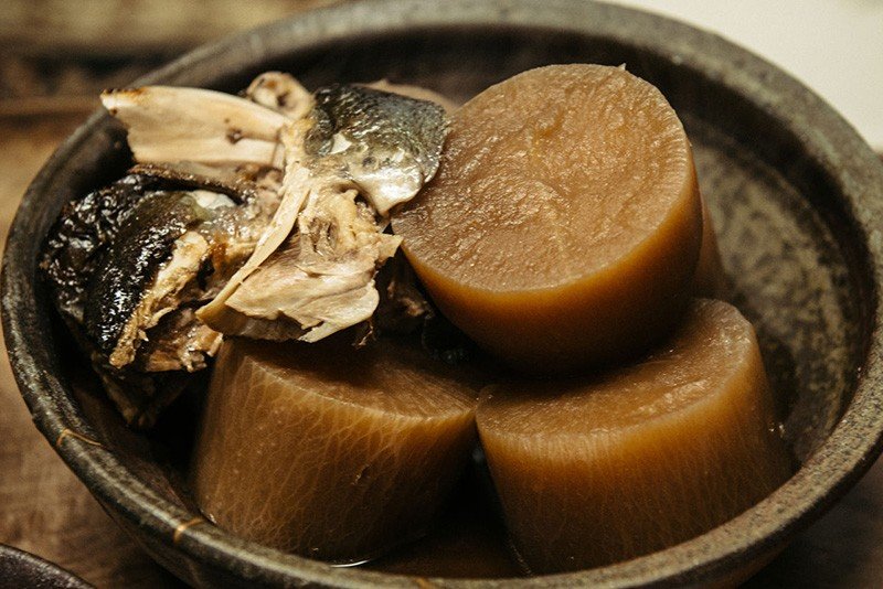 Buridaikon, la mejor muestra de la cocina de Sakamoto. El corte del nabo sorprende por su tamaño. Se come en Nochevieja y se prepara a lo largo de tres días para acentuar su sabor.