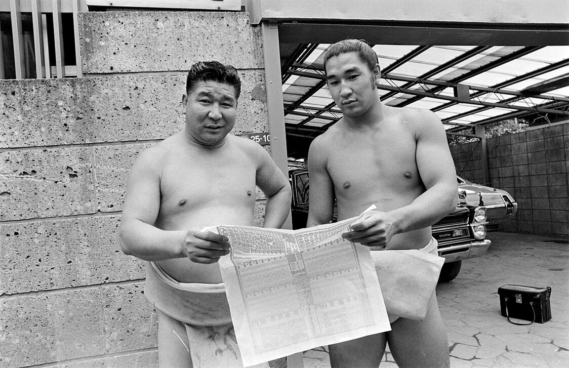 新小結に昇進した実弟の貴ノ花と番付を見る二子山親方（元横綱・初代若乃花）の花田勝治氏（左）（1970年8月31日撮影、東京・二子山部屋）時事