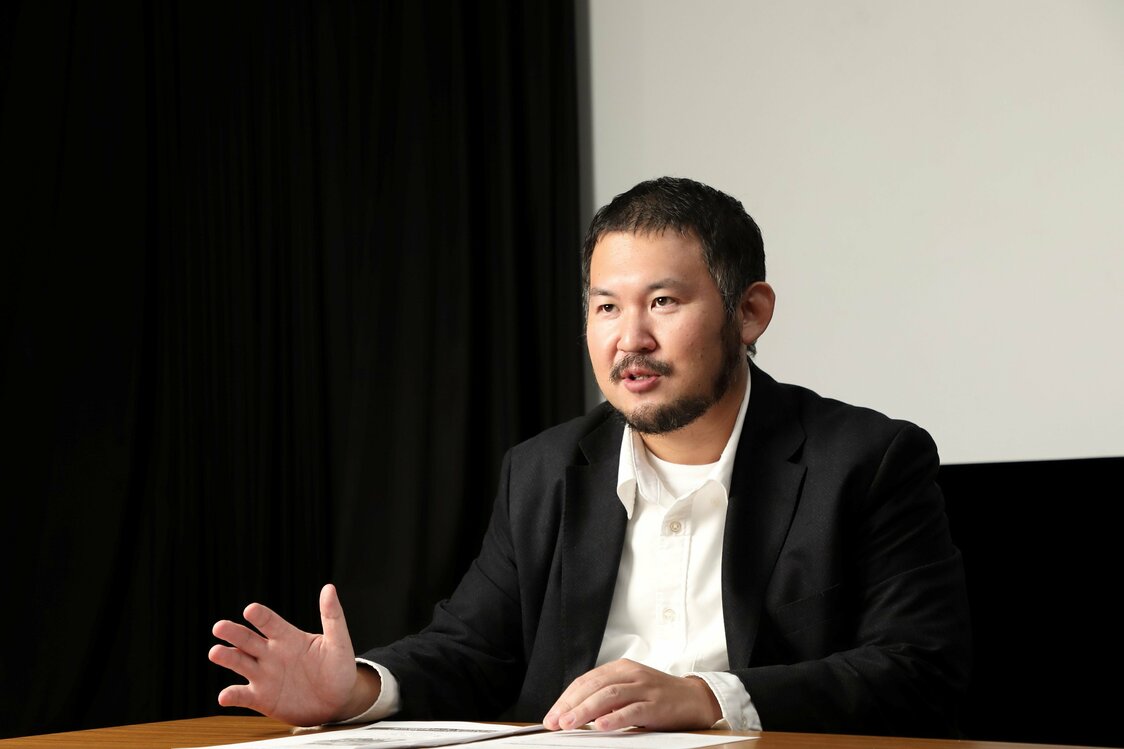 映画『あなたの微笑み』：“行き当たりばったり”の奇才リム・カーワイが“世界の渡辺”と撮るミニシアター巡りの旅