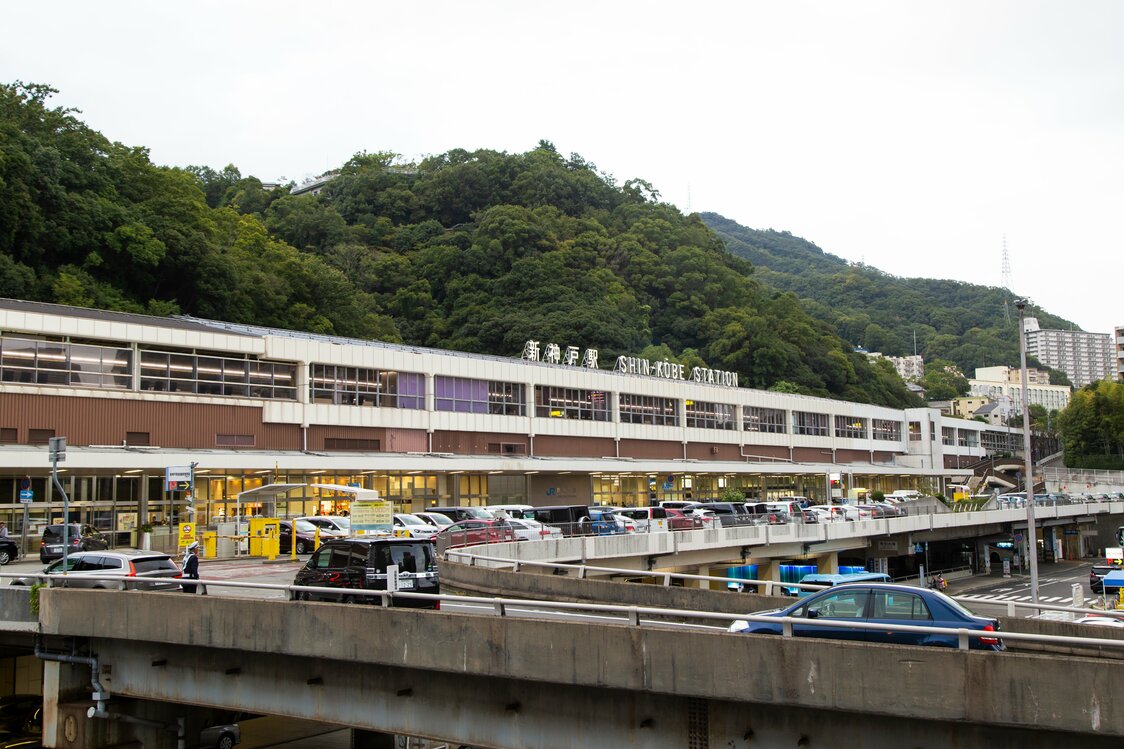 La cordillera de Rokkō se extiende a las espaldas de la estación Shin-Kōbe de JR Oeste de Japón.