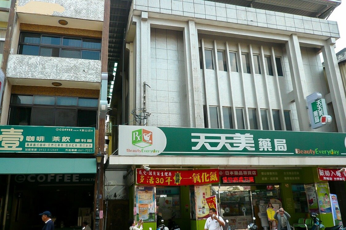 當年灣生兄妹居住的宿舍舊址，如今已變為藥妝店（小田裕也攝影）