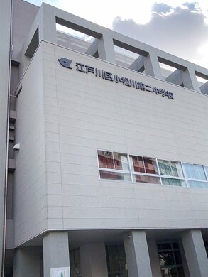 2018年4月啟用的江戶川區立小松川第二國中的新校舍,三個學年共16個班級,520名學童在此學習。(學生人數為2019年5月的資訊。攝影:nippon.com編輯部 高橋郁文)