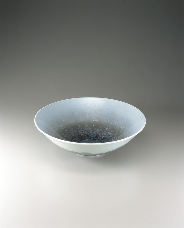 《色绘薄墨墨弹雪文钵》,于第51届日本传统工艺展(图片:日本工艺会)