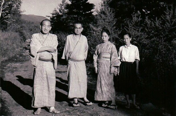 左起:小津安二郎、野田高梧、野田静、野田玲子(图片:野田高梧纪念蓼科剧本研究所)