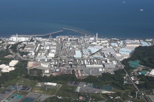 TEPCO’s Fukushima Daiichi Nuclear Power Station. Treated water storage tanks cover the facility grounds at the right of the photo. Taken in August 2023. (© Jiji)