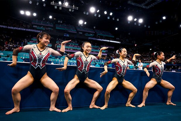 Les quatre membres de l’équipe féminine japonaise de gymnastique prennent une pose originale après leur qualification en finale. De gauche à droite : Ushioku Kohane, Okamura Mana, Nakamura Haruka, Kishi Rina. (Reuters)