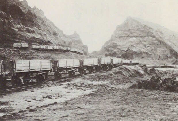 Fotografía tomada antes de la inauguración de la estación de Tabata, durante las obras en la ladera. Se aprecia que existía un considerable desnivel. Por ello, la vía adoptó un trazado en zigzag. (Historia de los cien años de los Ferrocarriles Nacionales de Japón, colección de la Biblioteca Nacional de la Dieta.)
