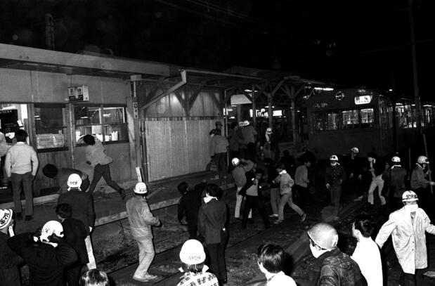 1968年10月21日夜、新宿駅構内になだれこみ、停車中の電車や駅事務室に投石して窓ガラスなどを破壊する学生ら(時事)