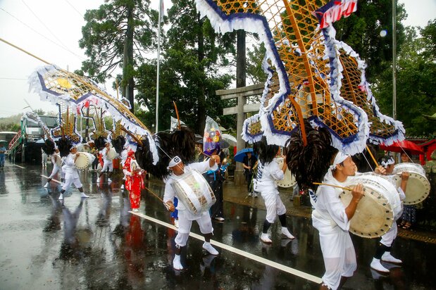 In pouring rain or searing heat, the drummers keep on dancing. (© Haga Library)