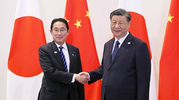 岸田文雄首相(左)与习近平主席握手(摄于旧金山,路透社)