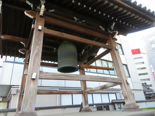 La cloche horaire du temple Tenryû-ji. À l’époque d’Edo, les habitants se fiaient à son tintement pour connaître l’heure. (© Pixta)