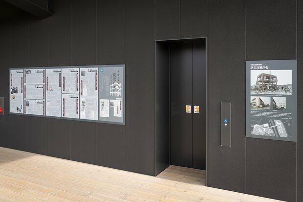 南三陸311メモリアル2階の展望デッキには、当時の状況を詳細に伝える河北新報社作成の「ドキュメント防災庁舎」を掲示している。当時の状況を詳細に伝えているので必読だ