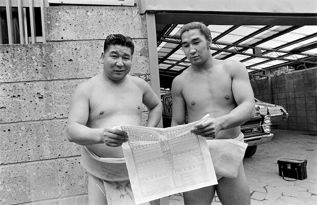 新小結に昇進した実弟の貴ノ花と番付を見る二子山親方(元横綱・初代若乃花)の花田勝治氏(左)(1970年8月31日撮影、東京・二子山部屋)時事