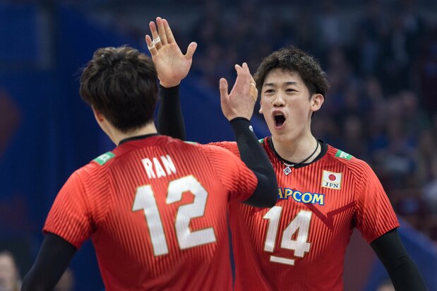 Ishikawa (derecha) choca la mano con el joven Takahashi Ran durante un partido de la Liga de las Naciones contra Italia en julio de 2023. El crack será la pieza clave del equipo, tanto en nombre como en la práctica, en las Olimpiadas de París, en las que jugará como capitán. (Foto Olimpik a través de Reuters Connect).