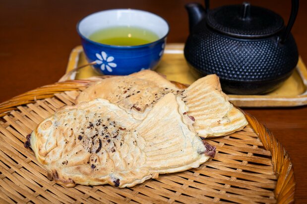 店内で食べると1匹200円。こだわりの煎茶とたい焼き(1匹)のセットは700円
