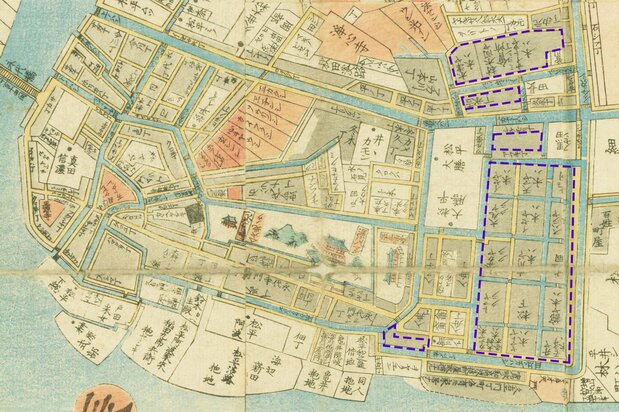 Sección que representa la zona desde el puente Eitai-bashi hasta Kiba en el Gran mapa ilustrado de Edo revisado en la era Ansei (1858, Archivo de la Biblioteca de la Dieta Nacional). En tiempos de Hiroshige, en las partes marcadas con línea discontinua morada estaban los aserraderos y almacenes de los madereros.