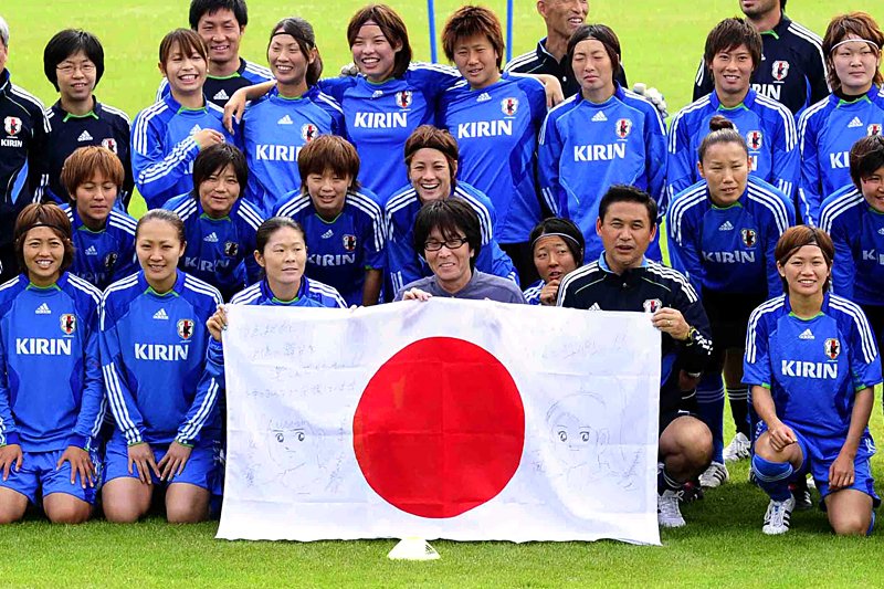女子Ｗ杯決勝前日の7月17日、日本女子代表チーム「なでしこジャパン」を激励する高橋さん（前列中央）。左が大会MVPと得点王を獲得したキャプテンの澤穂希（さわほまれ）選手。写真提供＝ワールドサッカーキング／千葉格