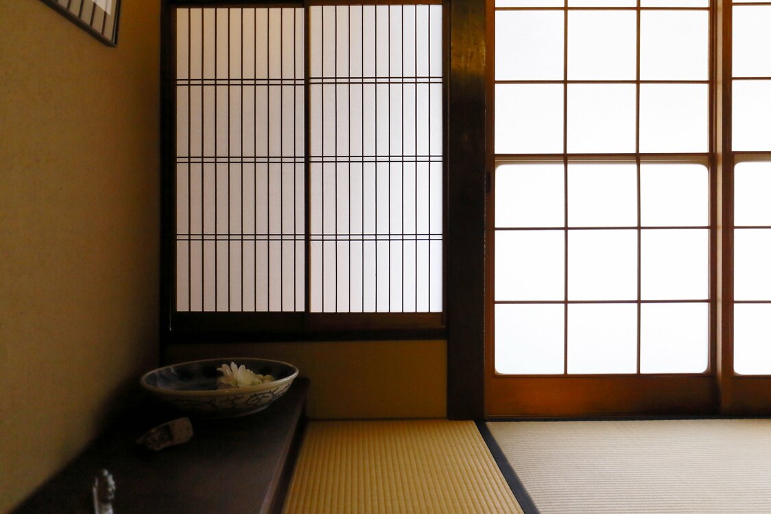 Harmonie entre la douce lumière du soleil filtrant à travers le papier d’un shôji et d’une pièce en tatami