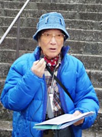 清見寺で説明をする金両基氏