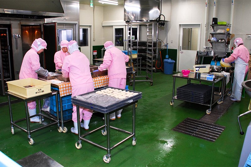La fábrica de Marusen Shokuhin está lista para empezar la plena producción de procesados a base de pescado y marisco, enlatados y empaquetados.