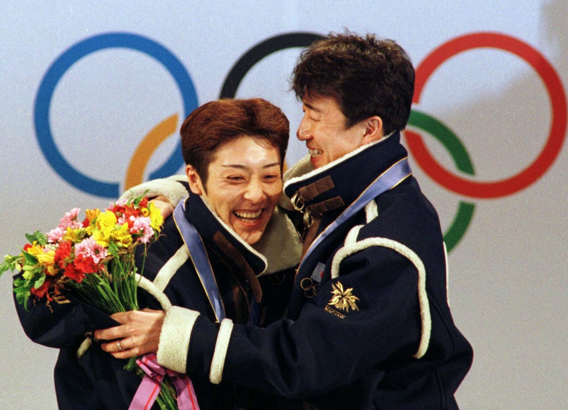 長野五輪でスキージャンプラージヒルで抱き合って喜ぶ金メダルの船木和喜と銅メダルの原田雅彦（ロイター）