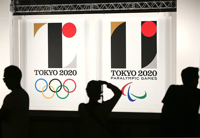 発表された2020年東京五輪とパラリンピックのエンブレム＝2015 年7月24日、東京都庁（時事）