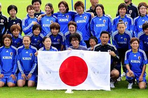 女子W杯決勝前日の7月17日、日本女子代表チーム「なでしこジャパン」を激励する高橋さん(前列中央)。左が大会MVPと得点王を獲得したキャプテンの澤穂希(さわほまれ)選手。写真提供=ワールドサッカーキング/千葉格