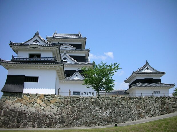大洲城 天守と高欄櫓・台所櫓（PIXTA）