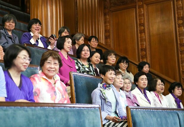 参院本会議場の傍聴席で「政治分野における男女共同参画推進法」成立を見守る女性たち=2018年5月16日、国会内(時事)