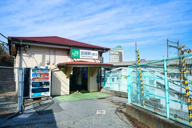 El acceso sur, sin plaza frente a la estación y difícil de asociar con una entrada de la línea Yamanote. (Pixta)