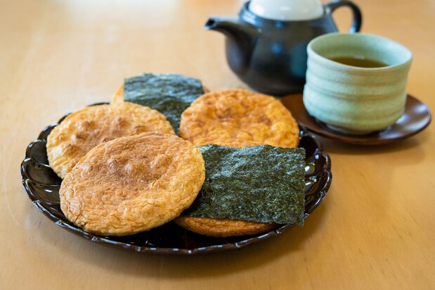 草加煎饼口感坚硬,通常为酱油风味。还有味噌风味,或添加黑芝麻、海苔,品种丰富