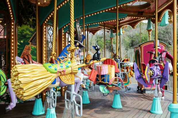 La zone propose également un manège et d’autres attractions pour les enfants.